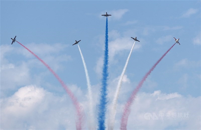 F-16V(Block20)型機接裝典禮18日在嘉義空軍基地舉行,並進行F-16V性能展示,操演多項高難度科目,最後由5台AT-3型機在觀禮台前施放彩煙,宣告圓滿完成。中央社記者裴禛攝 110年11月18日