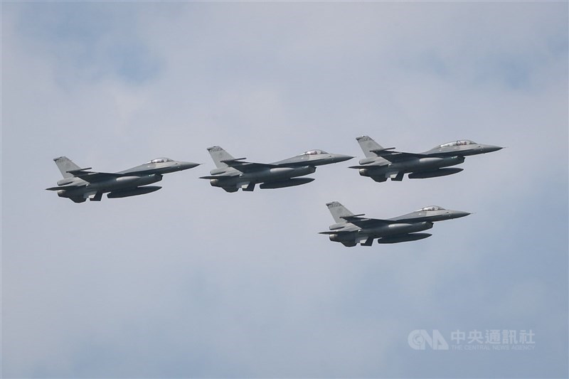 國軍首支升級後的F-16V戰機聯隊接裝成軍,18日上午在嘉義空軍基地舉行「性能提升接裝典禮」,圖為F-16V以空中分列式編隊飛行,展示性能。中央社記者裴禛攝 110年11月18日
