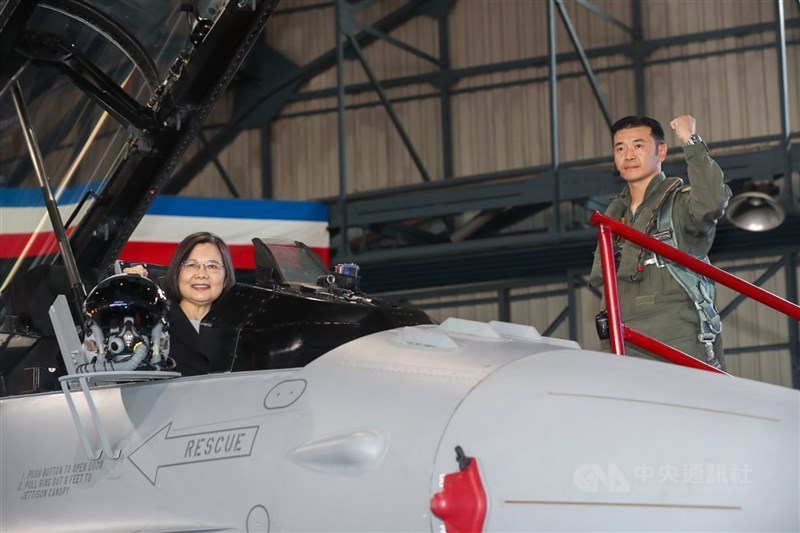 F-16V(Block20)型機接裝典禮18日在嘉義空軍基地舉行,總統蔡英文(左)登機檢閱裝備,並表示今天的接裝不僅是空軍歷史的新頁,更有3個重要意義,分別是台美友誼再進展、航太科技再提升及國防戰力更堅強。中央社記者裴禛攝 110年11月18日