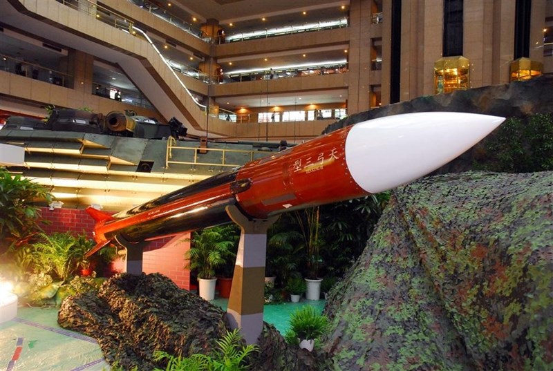 國家中山科學研究院11月密集進行火砲測試,18日晚間在屏東九鵬基地發射一枚飛彈,有軍事專家研判,應該是天弓三增程型飛彈。圖為天弓三型飛彈。(取自中科院網站)中央社記者盧太城台東傳真 110年11月18日