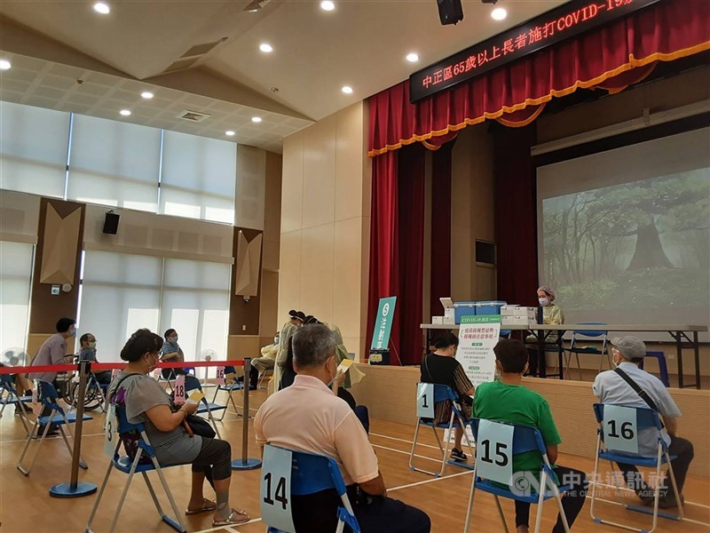 疫情指揮中心18日限時開放第1劑接種AZ疫苗者,可混打BNT與莫德納疫苗的意願登記,指揮中心指揮官陳時中下午將說明最新狀況。圖為基隆一處疫苗接種站。(中央社檔案照片)