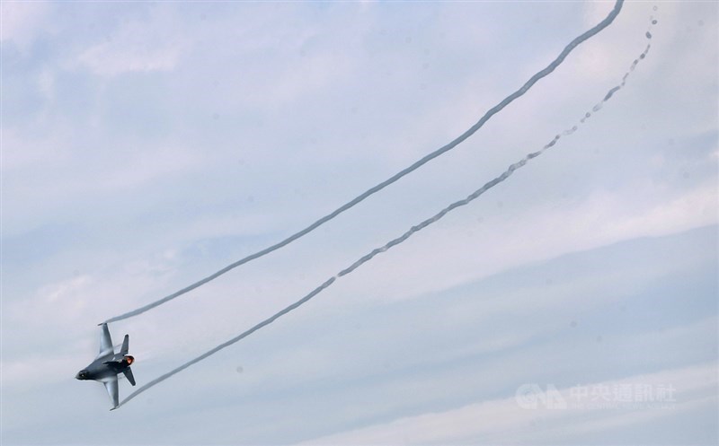 空軍以「鳳展專案」為代號,斥資新台幣1100億元將現有141架F-16A/B升級為F-16V(Block20),18日上午在嘉義空軍基地舉行「性能提升接裝典禮」,現場安排飛行員操演高難度科目,展現F-16V優異的作戰性能。中央社記者裴禛攝 110年11月18日