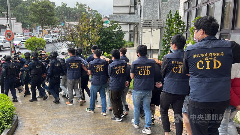 新北市土城警分局18日發新聞表示,竹聯幫仁堂明仁會杜姓主嫌等10人,半年多來涉嫌傷害、毀損、妨害自由、討債,10嫌遭拘提到案,全案詢後依組織犯罪等罪嫌移送法辦。(民眾提供)中央社記者黃旭昇新北傳真 110年11月18日