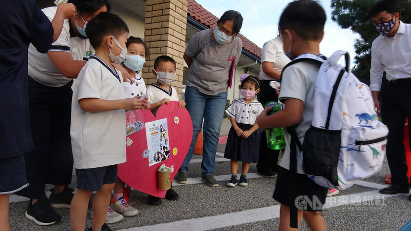 美國慈濟幼兒園舉行愛心活動,鼓勵孩童及家長捐零錢銅板,幫助疫苗不足國家。中央社記者林宏翰洛杉磯攝 110年11月18日