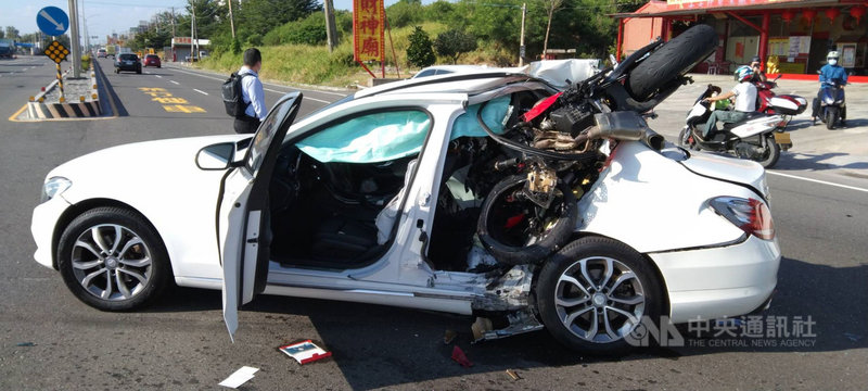 台一線屏東枋山路段18日發生一起嚴重車禍,一輛大型重型機車與一輛自小客車發生車禍,大型重機疑車速過快,整輛車卡入轎車後座,騎士救出時已無生命跡象,送醫急救。(屏東縣消防局提供)中央社記者郭芷瑄傳真 110年11月18日
