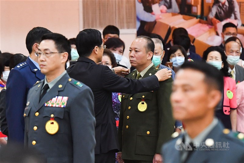 前總統府警衛室主任陳敏華(綠衣者)涉私菸案,去年還晉升少將,引發質疑。總統府秘書長李大維18日表示,已解除陳敏華在警衛室的任務。(中央社檔案照片)