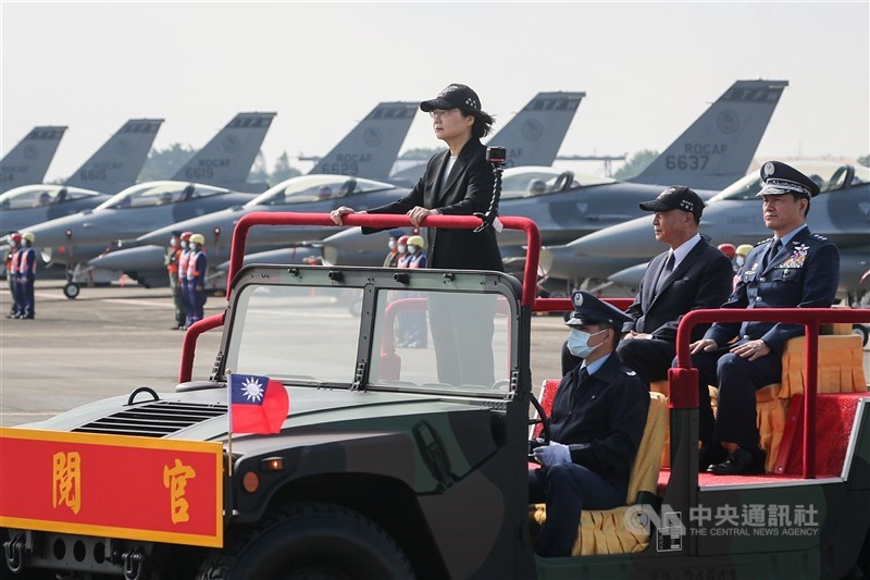 總統蔡英文(左)18日前往嘉義空軍基地出席「空軍F-16V BLK20型機性能提升接裝典禮」,與國防部長邱國正(右2)、空軍司令熊厚基(右)進行地面部隊校閱。中央社記者裴禛攝 110年11月18日