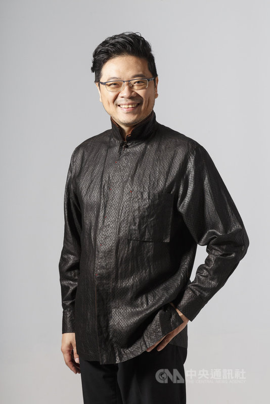 出身豎琴家庭的李哲藝,集豎琴演奏家、作曲家、音樂總監與創業者等斜槓身分,近年創立灣聲樂團,以弦樂為主體,將原住民、京劇、歌仔戲與電影配樂等等交響化,以古典樂展現多元台灣。(李哲藝提供)中央社記者趙靜瑜傳真 110年11月18日