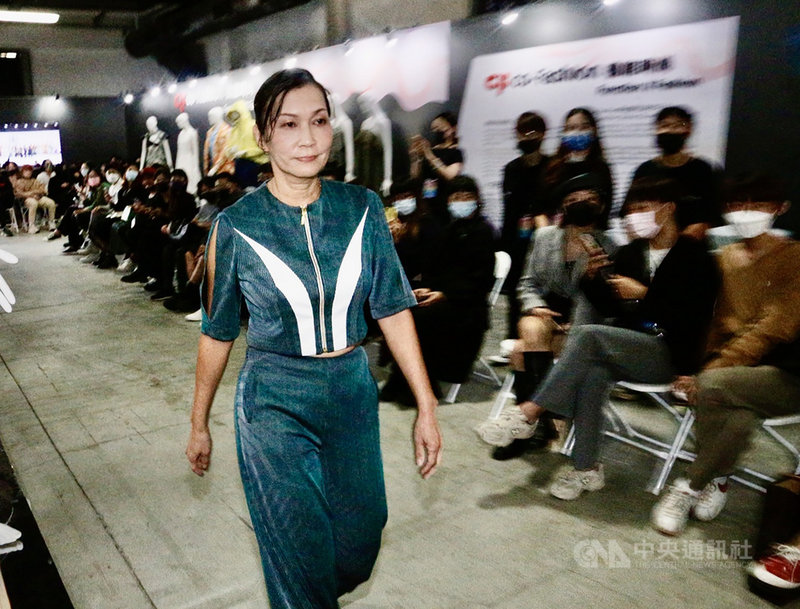 文化部主辦的「南方New Force時尚新勢力–永續時尚在高雄」特展19日在高雄駁二特區開幕,動態展演特別請到高雄市長陳其邁的妻子吳虹(前)現出時尚走秀處女秀。中央社記者董俊志攝 110年11月19日