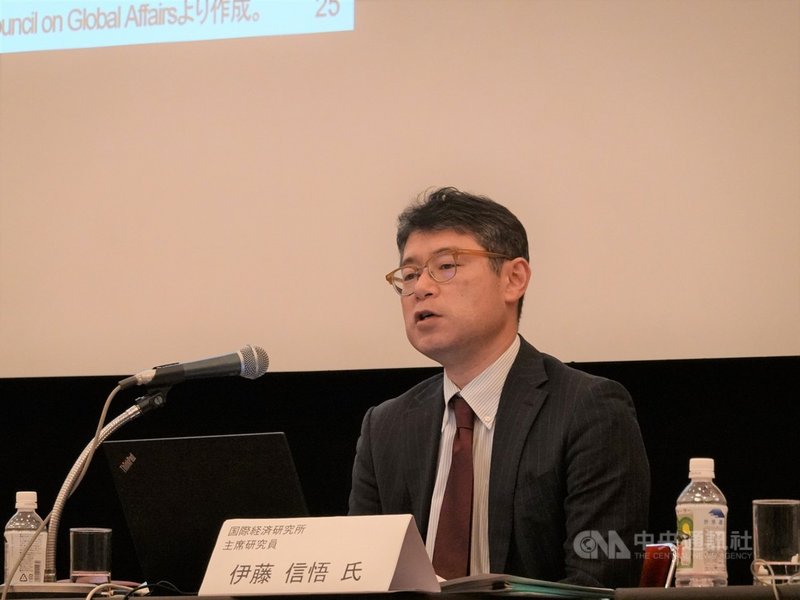 日本亞洲調查會18日在東京舉行探討台灣參加CPTPP的研討會,與談人之一的日本國際經濟研究所主席研究員伊藤信悟表示,台灣加入CPTPP有助提升台日同盟的效率。中央社記者楊明珠東京攝 110年11月19日