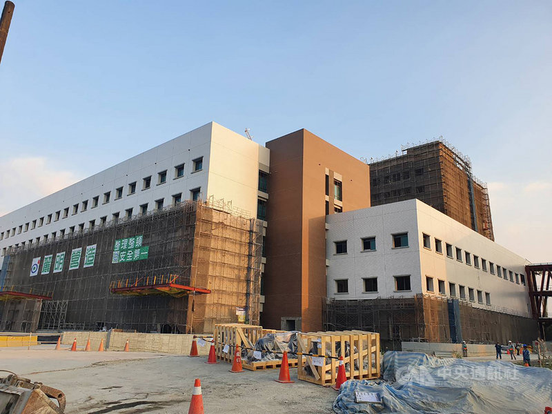 高雄榮民總醫院屏東大武分院興建工程於108年底開工,高雄榮總19日指出,目前9層樓的醫療大樓結構體已完成,預計111年5月、最慢6月底可完工,道路和停車場工程也都同步進行中。中央社記者郭芷瑄攝 110年11月19日
