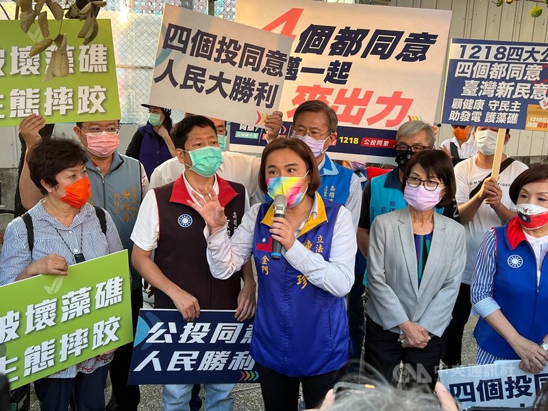 四大公投12月18日投票,國民黨立委陳玉珍(前中)等人19日在高雄大順、博愛路口快閃宣講,呼籲民眾投下同意票「四個都同意、人民大勝利」。(國民黨高雄市黨部提供)中央社記者洪學廣傳真 110年11月19日