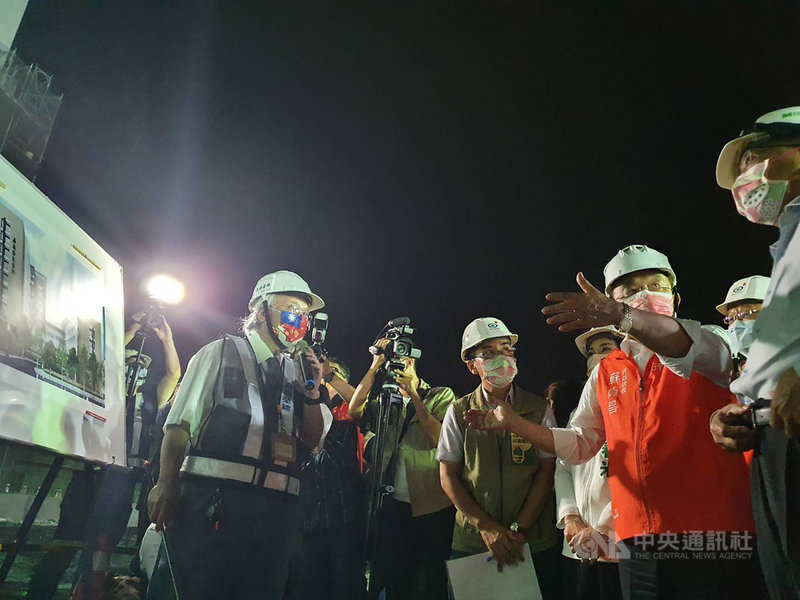 行政院長蘇貞昌(橘色背心者)19日南下視察高雄榮民總醫院屏東大武分院軟硬體工程進度,蘇貞昌於109年5月也曾到場了解,這次為第2度視察。中央社記者郭芷瑄攝 110年11月19日