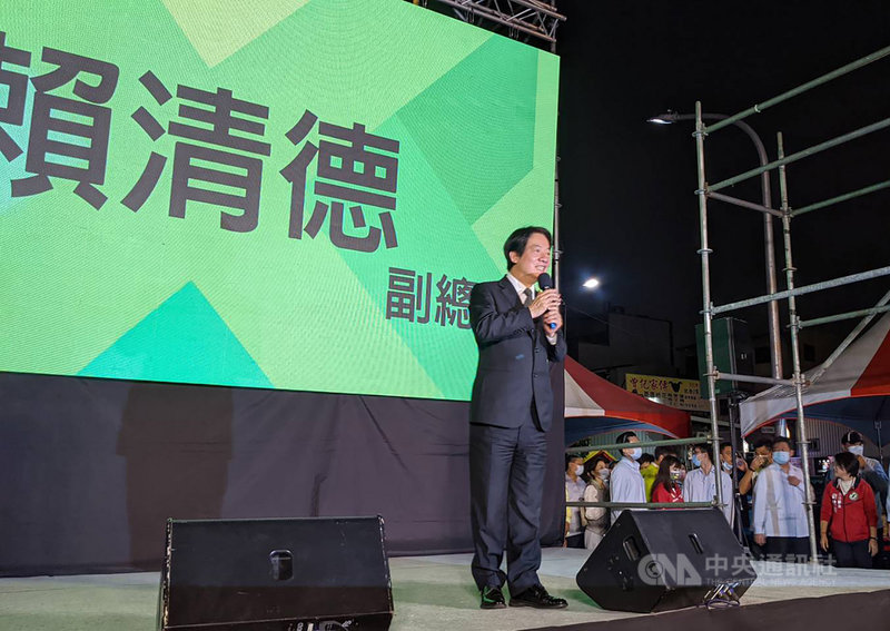 民進黨籍立委劉世芳19日晚間在高雄左營舉辦「4個不同意 台灣更有力」公投說明會,副總統賴清德(前)現身宣講,呼籲民眾「不要拿石頭砸自己的腳」,12月18日一定要投下4張不同意票。中央社記者曾以寧攝 110年11月19日