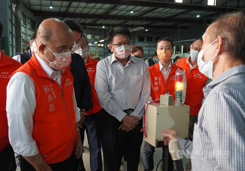 行政院長蘇貞昌(前左)19日在屏東縣長潘孟安(中)等人陪同下,前往屏東農業生物科技園區視察國際保鮮物流中心。(屏東縣政府提供) 中央社記者郭芷瑄傳真 110年11月19日