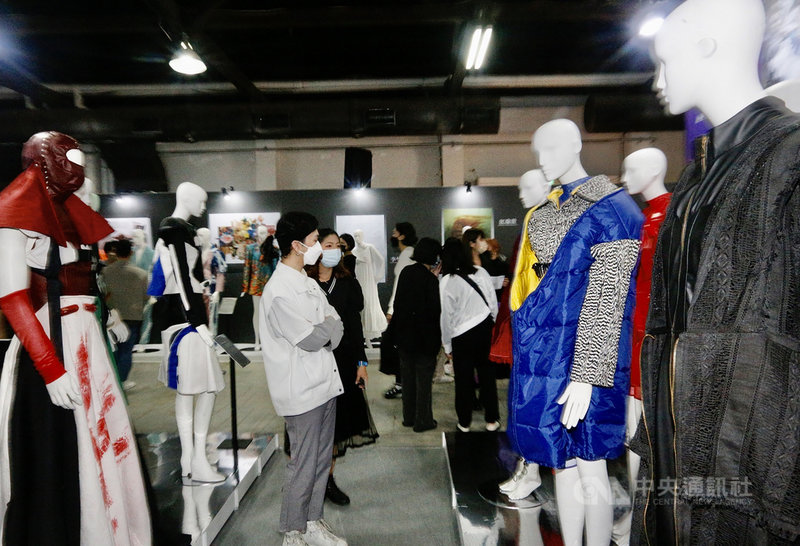 「南方New Force時尚新勢力-永續時尚在高雄」特展19日起至29日在高雄駁二藝術特區登場,展出作品包含來自中央及地方政府舉辦的服裝設計相關計畫成果,並結合高雄市青年局辦理的競賽服裝等,吸引不少民眾前往參觀這些優秀時尚創作。中央社記者董俊志攝 110年11月19日