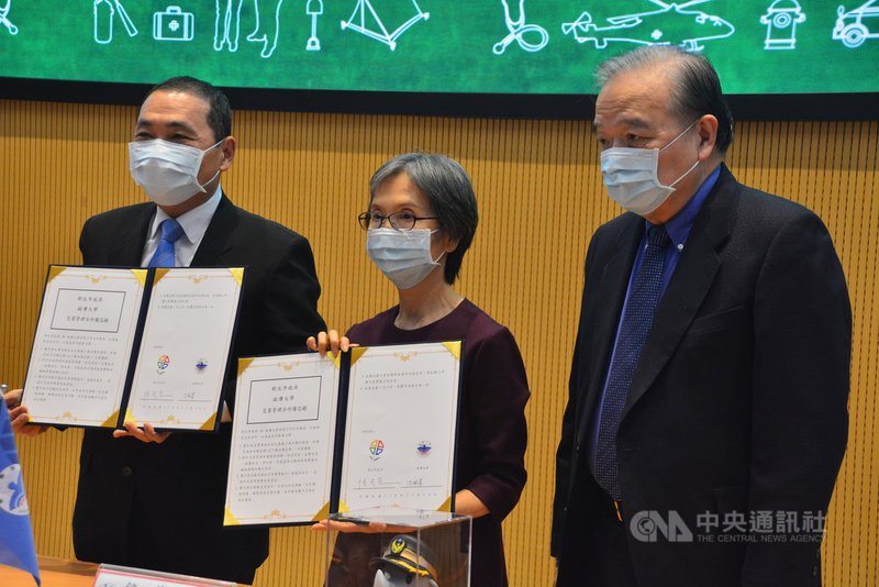 新北市長侯友宜(左)與銘傳大學校長沈佩蒂(中)19日下午在市府災害防救辦公室簽署合作備忘錄,由前銘傳校長李銓(右)見證,雙方將結合防災研究與實務應用,促成官學合作。中央社記者黃旭昇新北市攝 110年11月19日