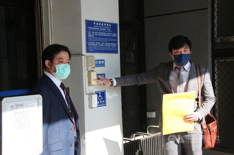 台中立委補選參選人顏寬恒競總發言人張禹宣遭資深媒體人周玉蔻指控，在國外出訪期間「公然尿尿」，張禹宣（右）19日到台中地檢署按鈴控告周玉蔻涉嫌毀謗罪。中央社記者蘇木春攝 110年11月19日
