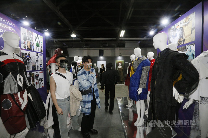 「南方New Force時尚新勢力-永續時尚在高雄」特展19日起至29日在高雄駁二藝術特區登場,現場展出國內多項服裝時尚設計獎得獎作品,吸引民眾參觀。中央社記者董俊志攝 110年11月19日