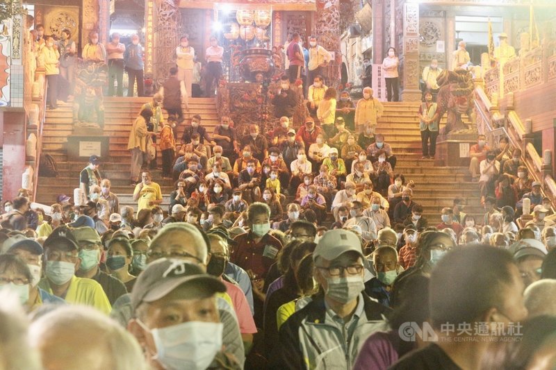 民主進步黨19日晚間在高雄市舉行2場「4個不同意、台灣更有力」公投說明會,吸引支持民眾前往聆聽。中央社記者董俊志攝 110年11月19日
