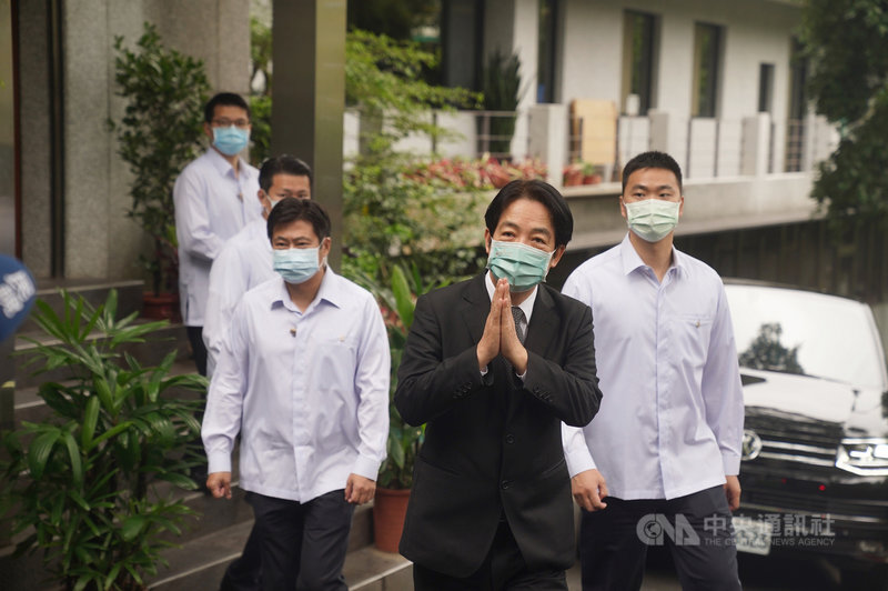 前駐泰代表李應元因壺腹癌轉移病逝,家屬於法鼓山中華佛教文化館設置蓮位供親友追思、祭拜。副總統賴清德(前中)19日前往弔唁,面對媒體提問僅雙手合十致意。中央社記者徐肇昌攝 110年11月19日