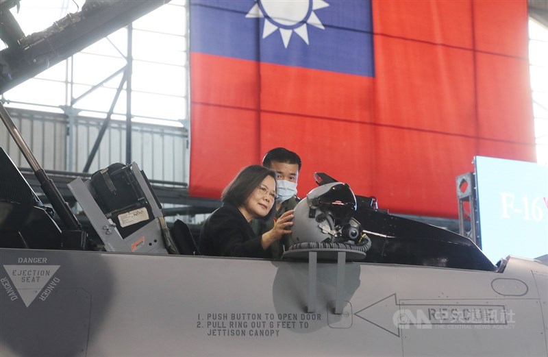 F-16V(Block20)型機接裝典禮18日上午在嘉義空軍基地舉行,總統蔡英文(前左)親自登機檢閱裝備,聽取飛官簡報介紹。中央社記者裴禛攝 110年11月18日
