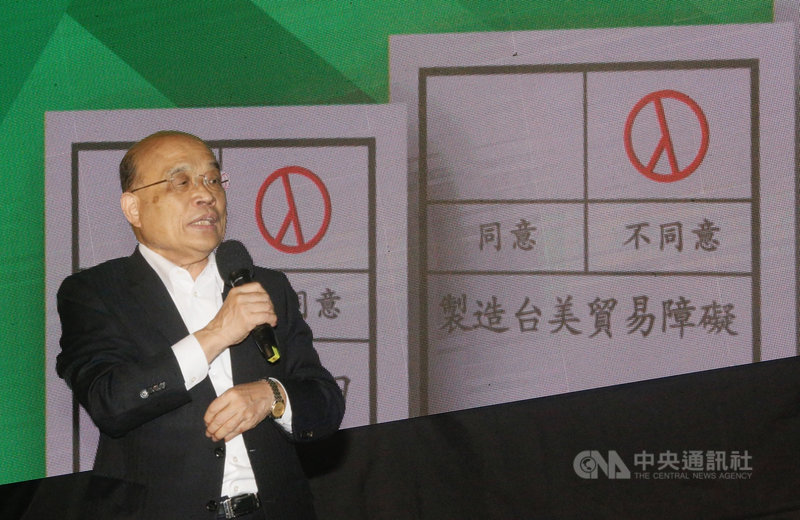 4大公投案12月18日將投票,民進黨已陸續在全台各縣市舉辦公投說明會,19日晚間在高雄地區就有兩場,行政院長蘇貞昌更親自到場宣講,號召民眾響應「四個不同意、台灣更有力」。中央社記者董俊志攝 110年11月19日