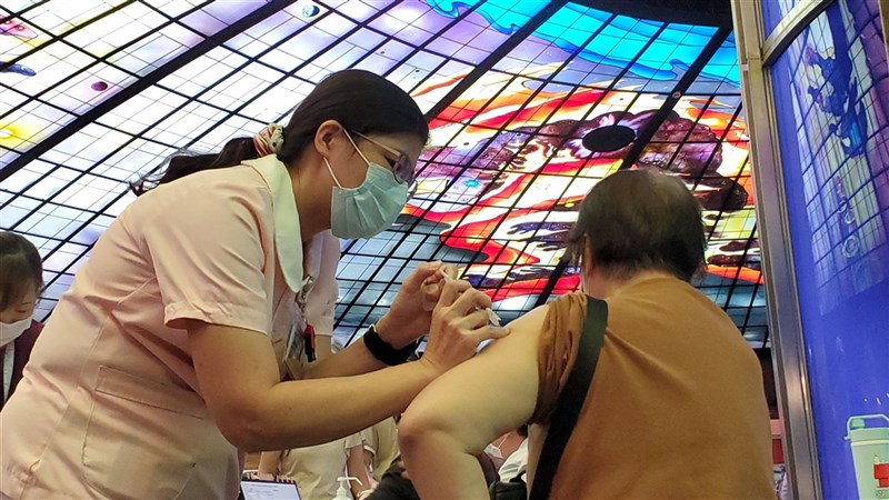 高市府與連鎖超市合作,在部分門市設接種站,且65歲以上打第一劑疫苗者還送200元提貨券。圖為高捷美麗島接種站。(中央社檔案照片)