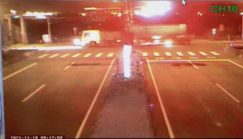 苗栗縣16歲傅姓少年與一名男子共乘機車19日凌晨行經銅鑼鄉竹森橋路口,疑似闖紅燈與曳引車發生碰撞,2人緊急送醫仍宣告不治。(翻攝畫面)中央社記者管瑞平傳真 110年11月19日
