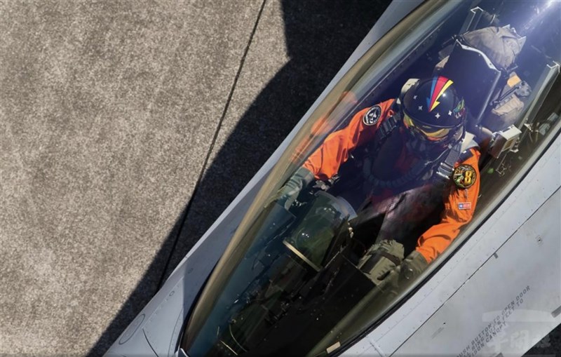F-16V(Block20)型機接裝典禮18日在嘉義舉行,F-16V飛行員林暄期中校配戴彩繪頭盔進行單機性能展示。(軍聞社提供)中央社記者游凱翔傳真 110年11月18日