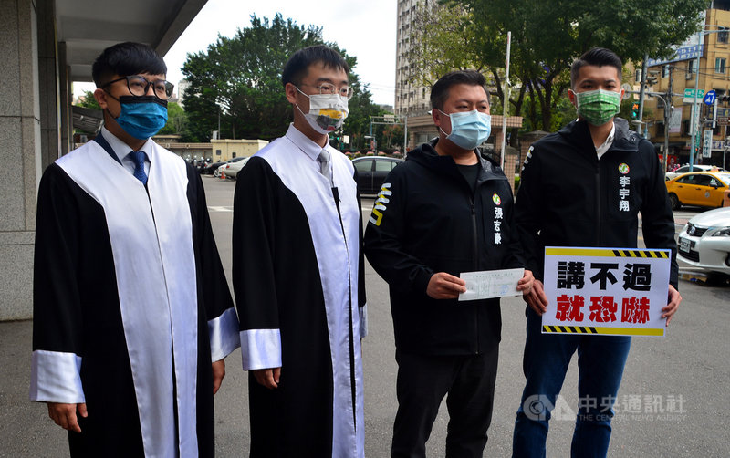 民進黨籍新北市議員張志豪(右2)19日與律師房彥輝(左)、蔡鴻燊(左2)等人到新北檢遞狀控告重啟核四公投案領銜人黃士修,張志豪並表示,身為最大在野黨的國民黨主席朱立倫不要躲在黃士修背後,應出面鄭重公開道歉。中央社記者黃旭昇新北市攝 110年11月19日