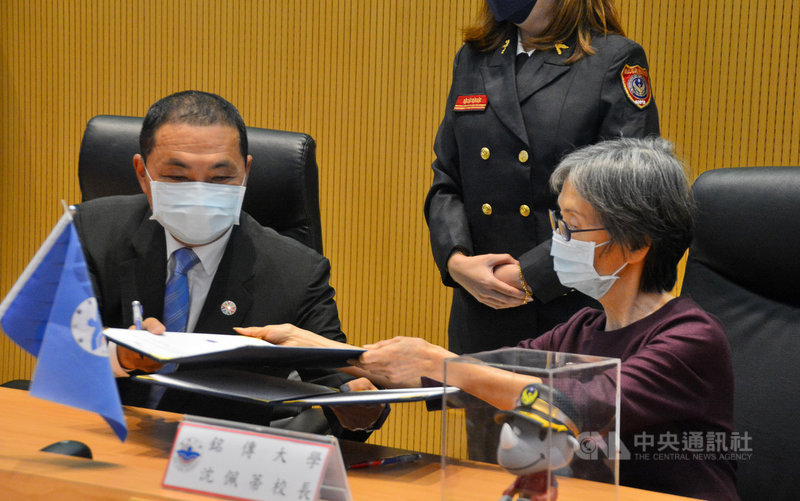 新北市長侯友宜(左)19日與銘傳大學校長沈佩蒂(右)共同簽署合作備忘錄,銘傳未來將協助新北「緊急應變指揮學院」開設學分與學位課程,成為基層指揮人員培訓中心。中央社記者黃旭昇新北市攝 110年11月19日