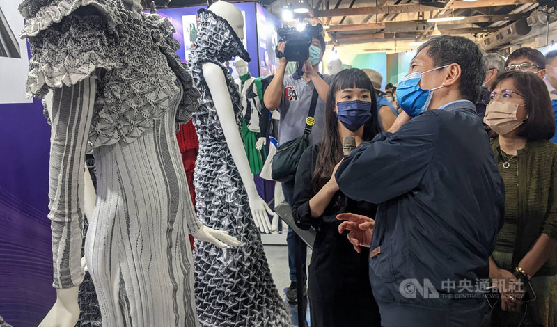 「南方New Force時尚新勢力–永續時尚在高雄 」特展19日起在高雄駁二藝術特區展開,文化部長李永得(前右)南下出席開幕並參觀,聆聽設計師分享創作理念。中央社記者曾以寧攝 110年11月19日