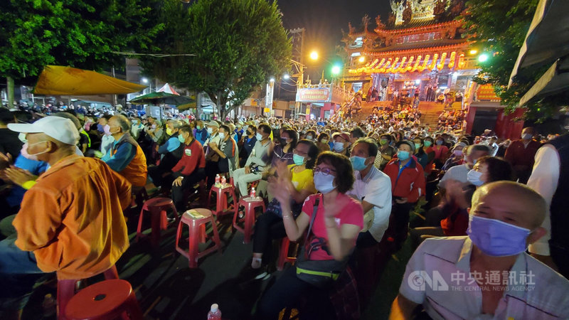 四大公投案將於12月18日投票,民進黨19日晚間在高雄市舉辦兩場「4個不同意、台灣更有力」公投說明會,吸引群眾到場聆聽。中央社記者董俊志攝 110年11月19日