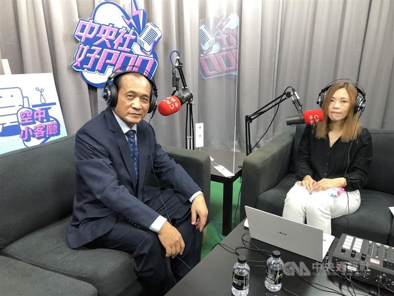 國合會前副祕書長李栢浡(左)受邀擔任中央社Podcast節目「空中小客廳」嘉賓,分享30多年職涯中的難忘點滴。中央社記者蘇聖斌攝 110年11月19日