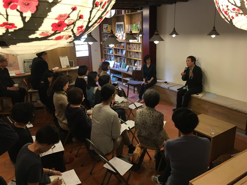 2019年川本三郎(後右)訪台與讀者聊新書。(新經典文化提供)