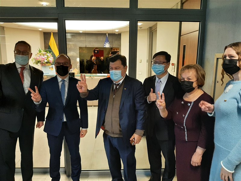 駐立陶宛台灣代表處18日成立並掛牌運作,歐洲議會出現支持聲浪,立陶宛國會外交委員會主席帕維里歐尼斯也發文挺台。(圖取自twitter.com/ZygisPavilionis)