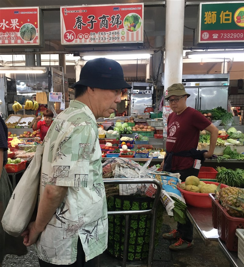 除了與讀者面對面聊新書,川本三郎(前)也趁機會走訪屏東傳統市場。(新經典文化提供)