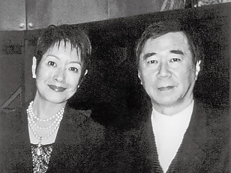 川本三郎(右)2003年以《林芙美子的昭和》獲得桑原武夫獎,與妻子川本惠子在頒獎典禮合影。(新經典文化提供)