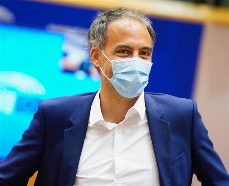 近日訪台的歐洲議員格魯克斯曼在法媒專訪中說,歐洲身陷中俄發動的混合戰,呼籲接任歐盟輪值主席的法國採取改革。(圖取自facebook.com/raphael.glucksmann)