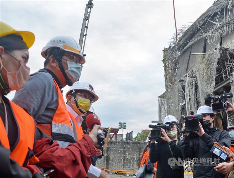 新北市捷運三鶯線橋墩工程20日中午發生灌漿坍塌意外釀死傷,交通部長王國材(左3)下午也到場關心。中央社記者黃旭昇新北市攝 110年11月20日