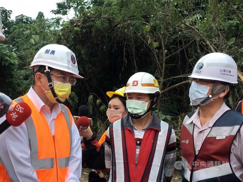 新北市三峽區一處捷運三鶯線橋墩工程20日發生嚴重工安意外,釀3死2傷,目前工地已被勒令停工。交通部長王國材(左)下午親自前往工地關心,聽取現場人員匯報事故經過。中央社記者黃旭昇新北市攝 110年11月20日