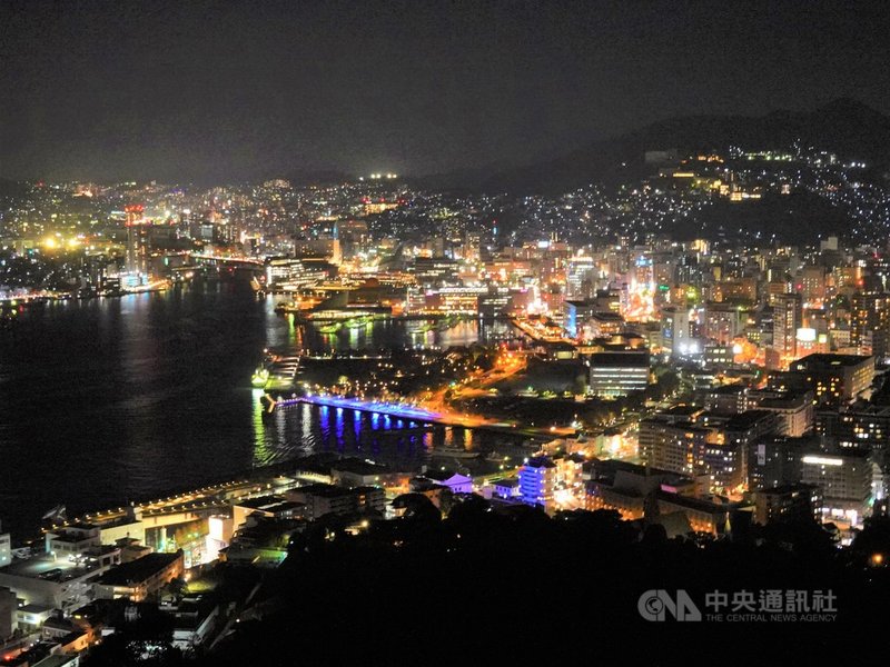 世界夜景高峰會19日在日本長崎市舉行，長崎市暌違10年再度獲選為世界新三大夜景。圖為從長崎市鍋冠山公園展望台眺望的夜景。中央社記者楊明珠長崎攝 110年11月19日