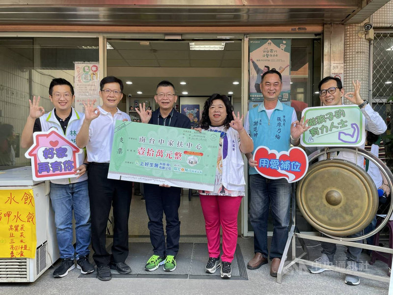 歲末年終,南台中家扶中心寒冬送暖經費還有4成缺口,在民進黨立委張廖萬堅(左2)牽線下,口罩業者20日捐贈新台幣10萬元給南台中家扶中心。(張廖萬堅服務處提供)中央社記者郝雪卿傳真 110年11月20日