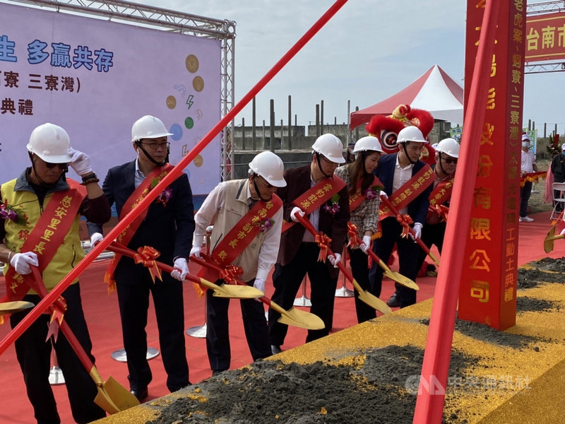 全國最大地面型漁電共生太陽光電案場20日在台南市北門區舉行動土典禮,台南市副市長戴謙(左3)等人出席。(台南市政府提供)中央社記者張榮祥台南傳真 110年11月20日