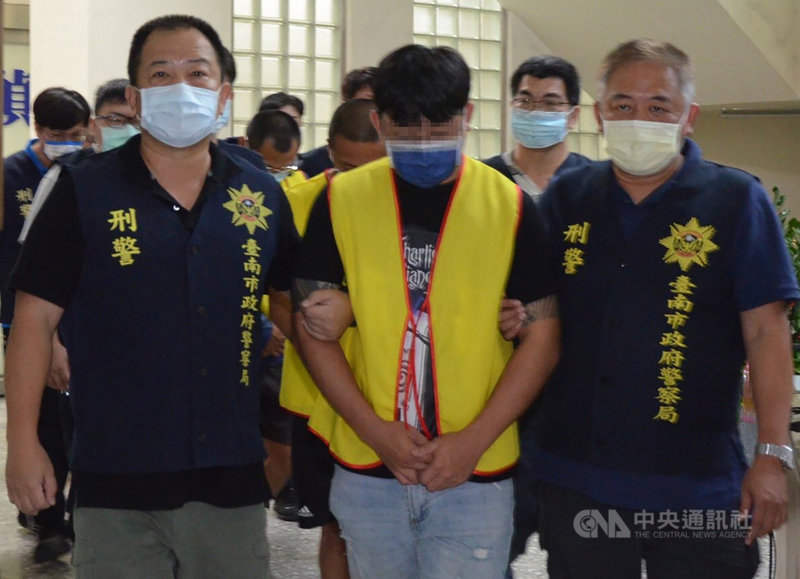 台南市20多歲陳姓、王姓男子認為35歲林姓漁業養殖同事平時背後說壞話,又不滿工作調度時遭指責,持球棒等砸毀林姓男子自小客車及住家大門,警方獲報陸續逮捕6人送辦。(台南市警局提供)中央社記者張榮祥台南傳真 110年11月20日