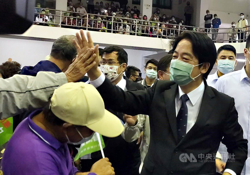 民進黨台東縣黨部和黨籍立委劉櫂豪服務處20日在台東寶桑國小活動中心舉辦「四個不同意 台灣更有力」公投說明會,副總統賴清德(前右)應邀出席,受到現場民眾熱情歡迎。中央社記者盧太城台東攝 110年11月20日