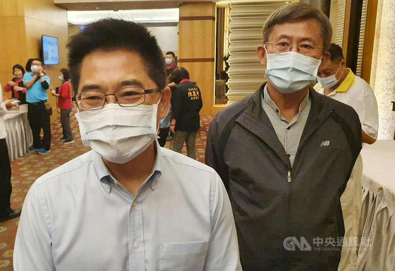 針對近期藍綠動員公投宣講,國民黨秘書長黃健庭(左)20日在高雄受訪表示,民進黨動用國家機器宣傳,雖然場子大,但都是同溫層;相對國民黨則是遍地開花,深入街頭、菜市場、廟口宣講。中央社記者洪學廣攝 110年11月20日