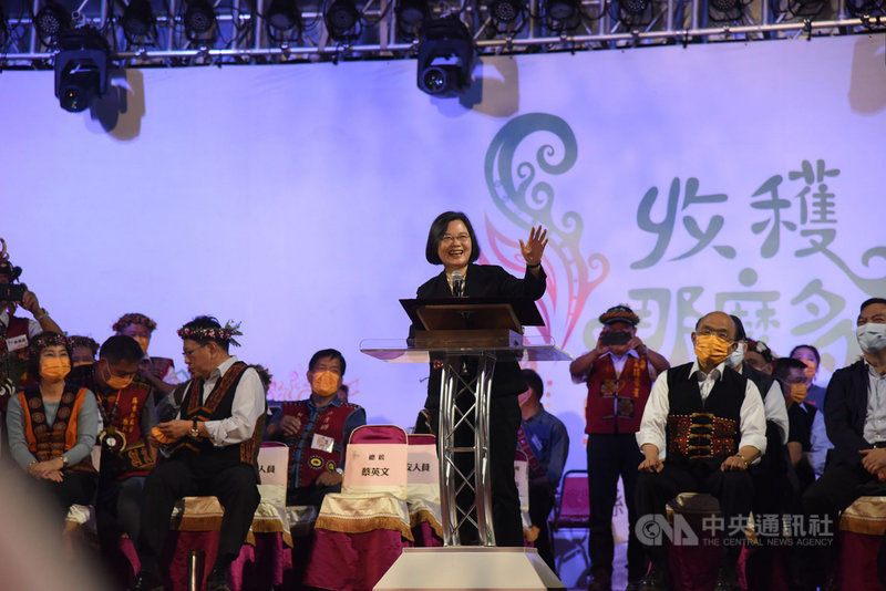 總統蔡英文(前)20日晚間在屏東參加「收穫那麼多–屏東縣原住民族收穫節」,致詞時以「我的家人、我的族人」和全場原住民鄉親打招呼,讓現場原民朋友也不時大喊「我的蔡」熱情呼應。(屏東縣政府提供)中央社記者郭芷瑄傳真 110年11月20日