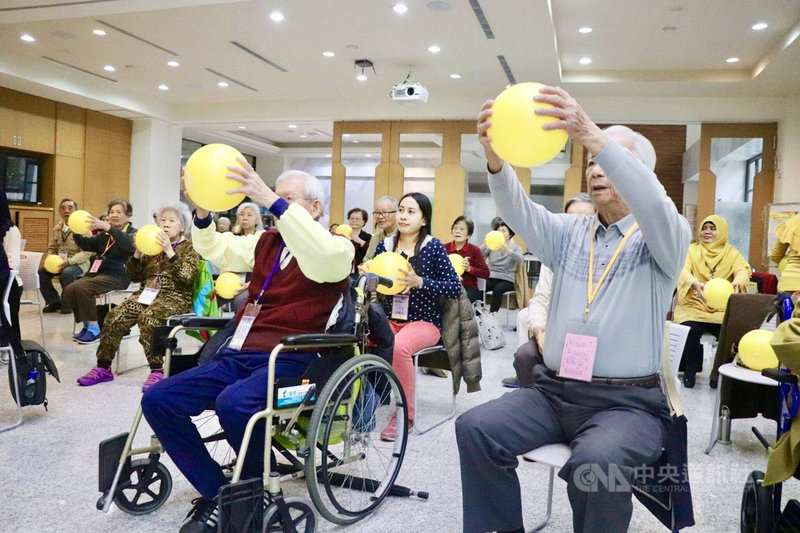 台北市65歲以上長者占總人口數將逾20%，市府估算，50萬名的長者中約有10萬人屬於程度不等的失能，布建長照資源刻不容緩。（台北市政府提供）中央社記者陳昱婷傳真 110年11月20日